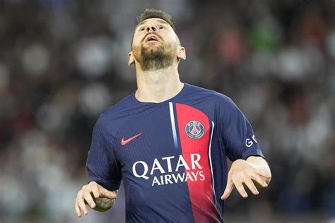 Messi bids farewell to Paris amid boos